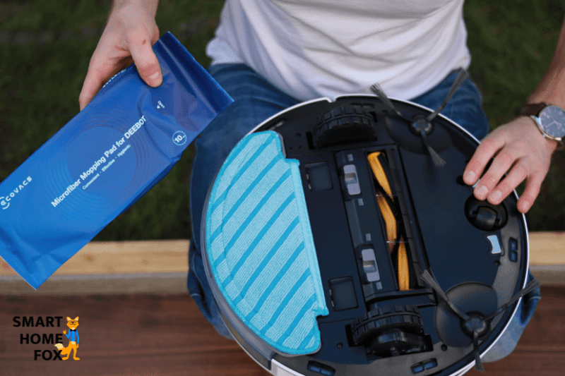 Wiederverwendbares Wischtuch und 10 Einwegtücher des Ecovacs Deebot OZMO N8 PRO werden in die Kamera gehalten